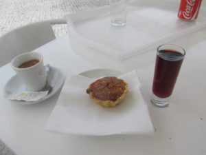 Taquinha de abade, ginjinha de Alcobaca e caffè