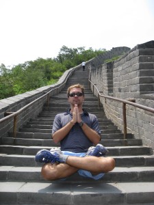 In Meditazione sulla Grande muraglia cinese, vicino a Pechino