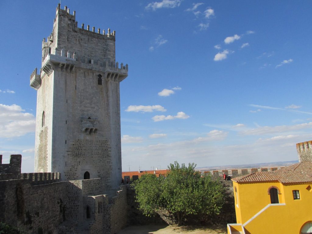 Castello di Beja, con la maestosa torre d'avorio